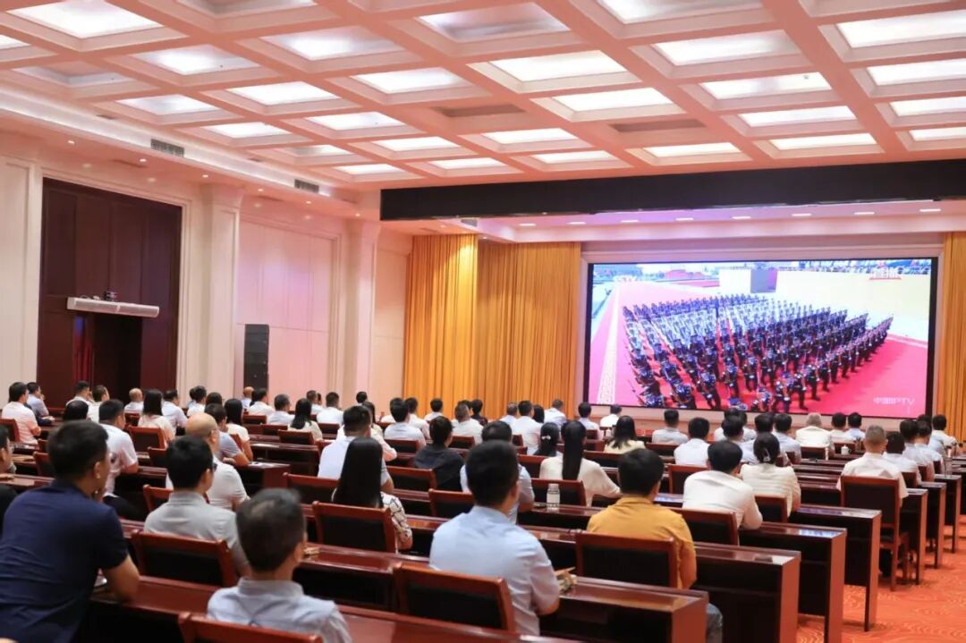 区四大班子领导集中收听收看中国人民抗日战争暨世界反法西斯战争胜利80周年纪念大会盛况